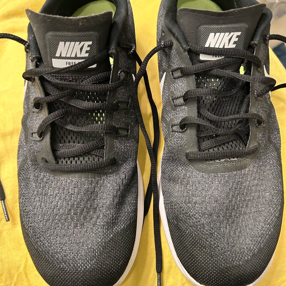 Nike Men's Gray and Black Athletic Shoes